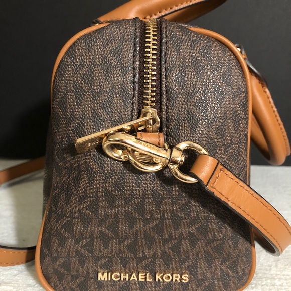🎊 Michael Kors Signature Crossbody Bag 🎊 - Picture 2 of 11